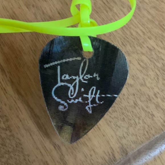 RARE TAYLOR SWIFT Official Tour Necklace - Picture 2 of 3